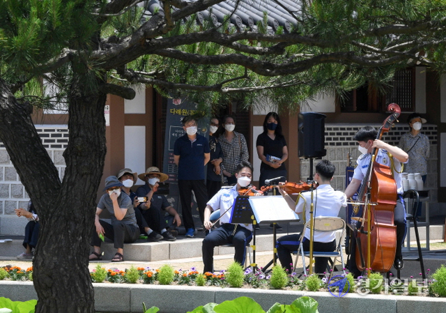 16일 인천 연수구 송도동 미추홀 공원 다례원에서 열린 '띄엄띄엄 음악회'에서 해양경찰청 관현악단이 현악앙상블 공연을 하고 있다.  코로나 블루 극복을 위해 열린 이날 공연은 성악과 가요등으로 시민들의 큰 호응으로 30분간 열렸다. 장용준기자