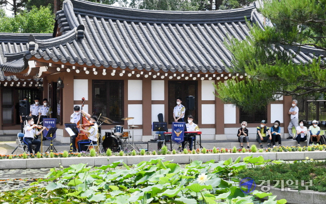 16일 인천 연수구 송도동 미추홀 공원 다례원에서 열린 '띄엄띄엄 음악회'에서 해양경찰청 관현악단이 현악앙상블 공연을 하고 있다.  코로나 블루 극복을 위해 열린 이날 공연은 성악과 가요등으로 시민들의 큰 호응으로 30분간 열렸다. 장용준기자