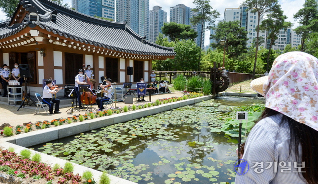 16일 인천 연수구 송도동 미추홀 공원 다례원에서 열린 '띄엄띄엄 음악회'에서 해양경찰청 관현악단이 현악앙상블 공연을 하고 있다.  코로나 블루 극복을 위해 열린 이날 공연은 성악과 가요등으로 시민들의 큰 호응으로 30분간 열렸다. 장용준기자