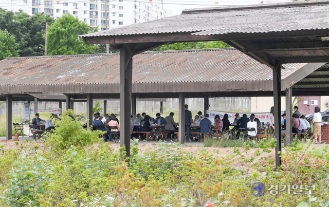 17일 오후 인천 부평구 부평미군기지 캠프마켓  바베큐장에서  미군기지 시민참여위원회가 반환이후 처음으로 현장회의를 하고 있다. 장용준기자