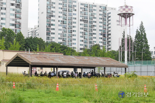 17일 오후 인천 부평구 부평미군기지 캠프마켓  바베큐장에서  미군기지 시민참여위원회가 반환이후 처음으로 현장회의를 하고 있다. 장용준기자