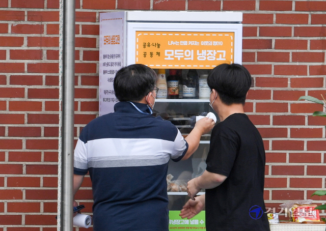 17일 오전 먹거리 나눔을 위해 '동구 모두의 냉장고' 송림1호점 운영을 시작한 인천 동구 송림종합사회복지관에서 관계자들이 냉장고에 먹거리들을 채워 넣고 있다.  복지 사각지대의 이웃들과 함께 하기 위해 이날 5개 지점에서 시작한  '동구 모두의 냉장고' 사업은 지역내 학교와 학부모회, 복지기관등 64개 관련단체가 참여해 점차 확대해 나갈 계획이다. 장용준기자