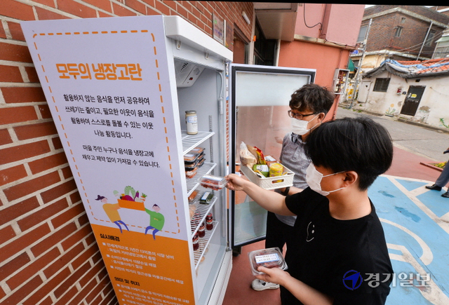 17일 오전 먹거리 나눔을 위해 '동구 모두의 냉장고' 송림1호점 운영을 시작한 인천 동구 송림종합사회복지관에서 관계자들이 냉장고에 먹거리들을 채워 넣고 있다.  복지 사각지대의 이웃들과 함께 하기 위해 이날 5개 지점에서 시작한  '동구 모두의 냉장고' 사업은 지역내 학교와 학부모회, 복지기관등 64개 관련단체가 참여해 점차 확대해 나갈 계획이다. 장용준기자