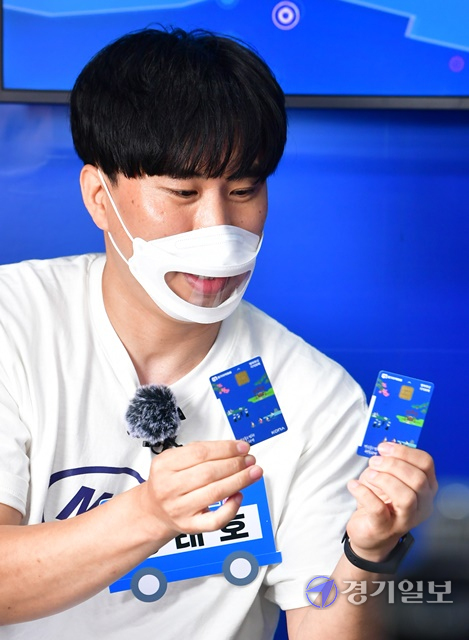 18일 오전 화성시 전곡항 일대에서 열린 '경기지역화폐 31개 시군 데이트 시즌2, 야호! 여름이다!!!'에서 개그맨 정태호와 가수 채연이 경기지역화폐 정책을 홍보하고 있다. 경기도는 지난 3~6월 시즌1을 통해 18개 시군을 방문했고, 이날부터 8월까지 시즌2로 나머지 13개 시군을 찾아가게 된다. 이번 편에서 정정호와 채연은 지역 소상공인을 만나 고충을 듣고, 경기지역화폐로 물건을 구매하는 등 현장에서 응원과 격려의 메시지를 보내 시청자의 큰 호응을 얻었다.조주현기자