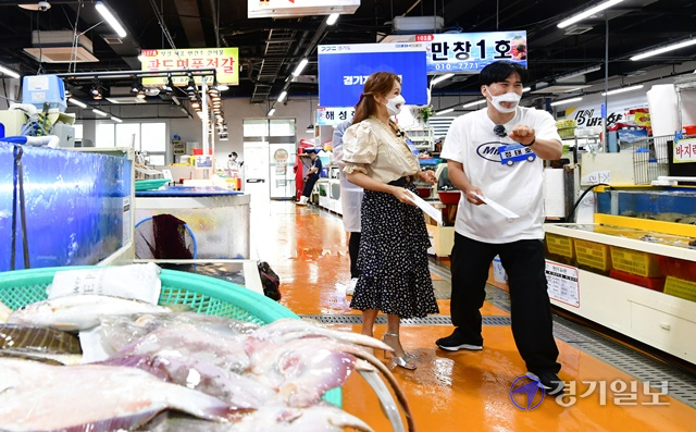 18일 오전 화성시 전곡항 일대에서 열린 '경기지역화폐 31개 시군 데이트 시즌2, 야호! 여름이다!!!'에서 개그맨 정태호와 가수 채연이 경기지역화폐 정책을 홍보하고 있다. 경기도는 지난 3~6월 시즌1을 통해 18개 시군을 방문했고, 이날부터 8월까지 시즌2로 나머지 13개 시군을 찾아가게 된다. 이번 편에서 정정호와 채연은 지역 소상공인을 만나 고충을 듣고, 경기지역화폐로 물건을 구매하는 등 현장에서 응원과 격려의 메시지를 보내 시청자의 큰 호응을 얻었다.조주현기자