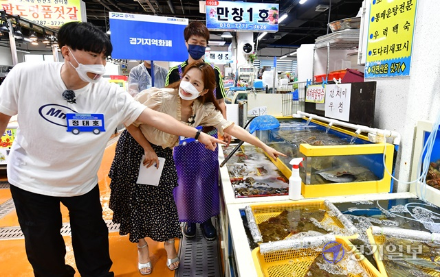 18일 오전 화성시 전곡항 일대에서 열린 '경기지역화폐 31개 시군 데이트 시즌2, 야호! 여름이다!!!'에서 개그맨 정태호와 가수 채연이 경기지역화폐 정책을 홍보하고 있다. 경기도는 지난 3~6월 시즌1을 통해 18개 시군을 방문했고, 이날부터 8월까지 시즌2로 나머지 13개 시군을 찾아가게 된다. 이번 편에서 정정호와 채연은 지역 소상공인을 만나 고충을 듣고, 경기지역화폐로 물건을 구매하는 등 현장에서 응원과 격려의 메시지를 보내 시청자의 큰 호응을 얻었다.조주현기자
