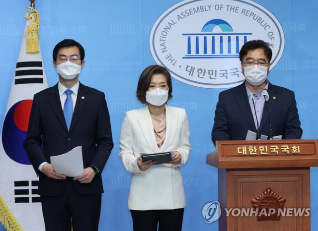더불어민주당 민생연석회의 소속 우원식, 양이원영, 장경태 의원이 18일 오후 서울 여의도 국회 소통관에서 기자회견을 열고 우정사업본부와 택배노조 우체국 본부가 택배 과로사 대책 사회적 합의 이행에 최종 합의했다고 발표하고 있다. 연합뉴스