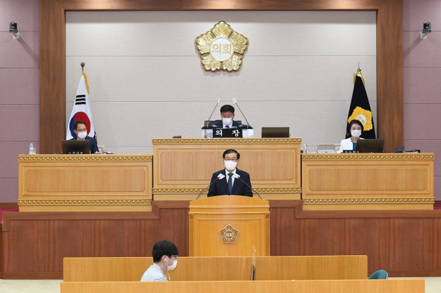 이희창 결산특별위원회 위원장이 18일 열린 제331회 정례회 제2차 본회의에서 2020 회계년도 결산심사 결과를 보고하고 있다. 양주시의회 제공