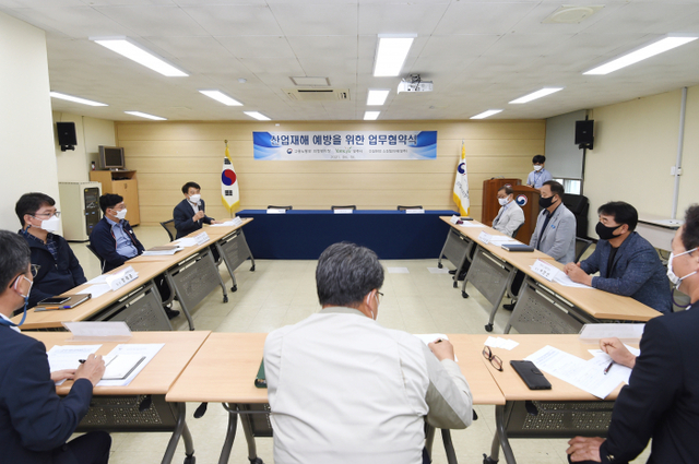양주시가 산업재해 예방을 위해 고용노동부 의정부지청, 양주지역 건설현장 소장협의체와 업무협약식을 체결했다.