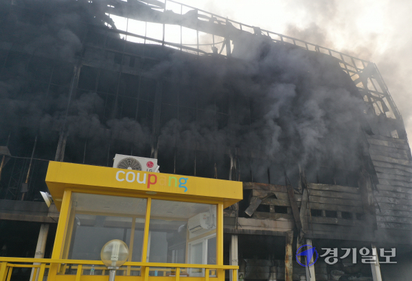 18일 오후 이천시 쿠팡 덕평물류센터 화재 현장에서 시커먼 연기가 피어 오르고 있다.조주현기자