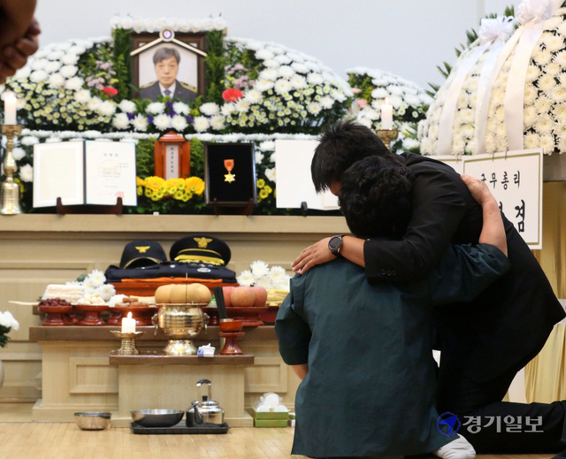 쿠팡 덕평물류센터 화재현장에서 순직한 고(故) 김동식 소방령의 빈소에서 20일 망자의 어머니와 아들이 서로 껴안은 채 오열하고 있다. 윤원규기자