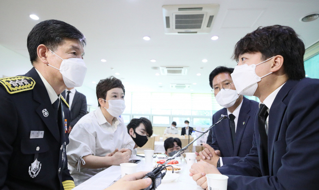국민의힘 이준석 대표가 20일 오전 경기도 하남시 마루공원 장례식장에 마련된 경기 광주소방서 119구조대 김동식 구조대장 빈소에 조문을 마친 뒤 이상규 경기도 소재난본부 본부장과 대화하고 있다. 국회사진기자단