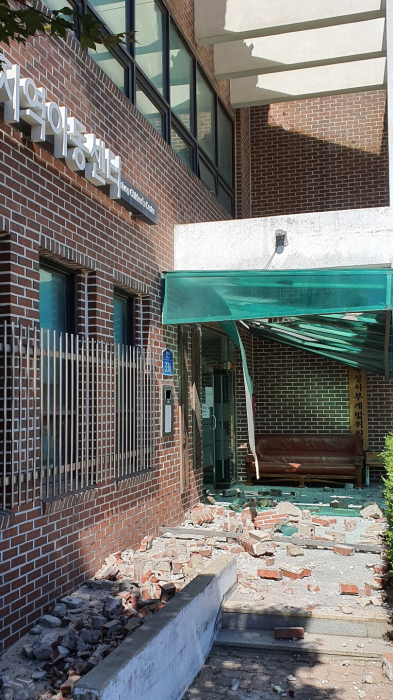 21일 오후 1시5분께 평택 서부다목적회관 건물 3층 외벽 벽돌이 무너져 내리는 사고가 발생했다. 사진은 사고현장. 독자 제공