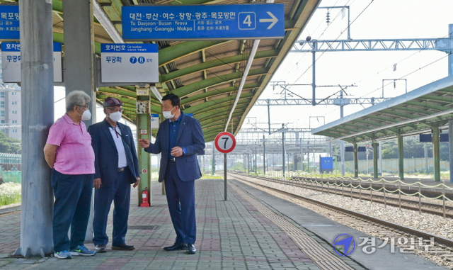 일본으로 강제 징용돼 원자폭탄의 피해를 당한 원폭피해 1세대의 발자취를 따라 부산역으로 향하는 열차 탑승장소인 평택역을 찾은 원폭피해 2세대들이 철로를 보며 대화를 나누고 있다. 윤원규기자