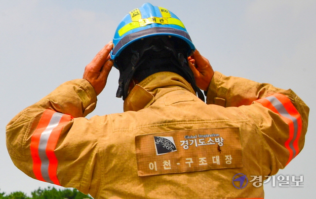 21일 오후 이천시 쿠팡 덕평물류센터 화재 현장에서 소방관들이 잔불 정리를 하고 있다.조주현기자