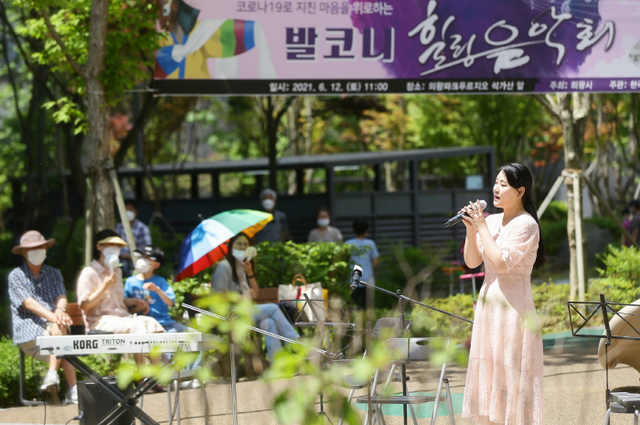 의왕시가 지난해부터 진행 중인 ‘찾아가는 발코니 힐링음악회’가 지역 대표 이벤트로 자리 매김하고 있다. 사진은 의왕파크푸르지오에서 열린 ‘찾아가는 발코니 힐링음악회’. 의왕시 제공