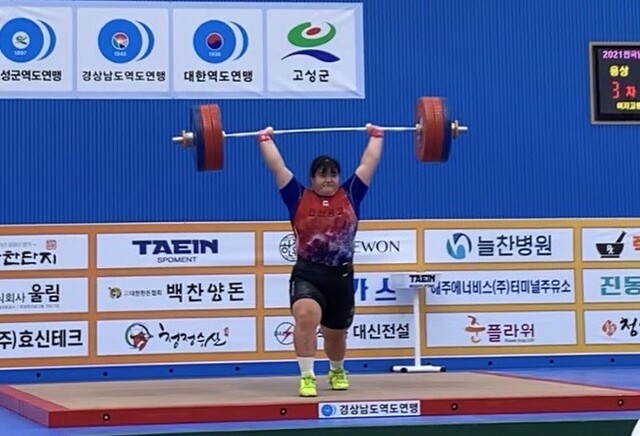 22일 경남 고성역도전용체육관에서 열린 제35회 전국여자역도선수권대회 여자 고등부 +87㎏급 용상에서 안산공고 박혜정이 163㎏을 들어올리고 있다.안산공고 제공