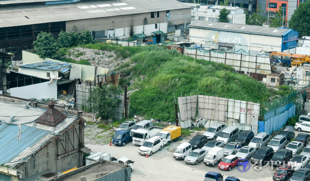 23일 부평구 십정동에 있는 폐기물업체 부지에 1만6천t 규모의 건설폐기물이 산처럼 쌓여있다. 장용준기자