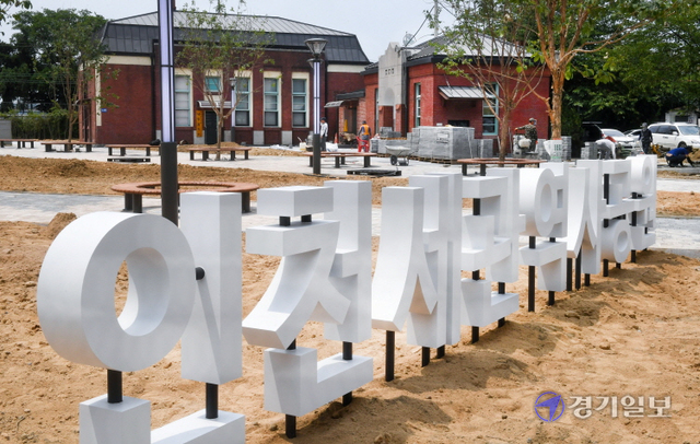 23일 오전 인천 중구 신포동 인천내항 1부두 옛 세관창고 부지에 조성중인 인천세관역사공원에서 관계자들이 오는 6월말 개장을 위해 막바지 공사를 하고 있다.  1911년에 건립한 옛 세관창고는 인천항 개항과 근대 세관·관세행정의 역사를 보여주는 항만유산으로서 가치가 크다는 평가를 받아 문화재청이 2013년에 국가등록문화재 제569호로 지정했다. 장용준기자