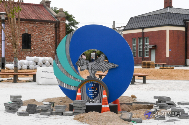 23일 오전 인천 중구 신포동 인천내항 1부두 옛 세관창고 부지에 조성중인 인천세관역사공원에서 관계자들이 오는 6월말 개장을 위해 막바지 공사를 하고 있다.  1911년에 건립한 옛 세관창고는 인천항 개항과 근대 세관·관세행정의 역사를 보여주는 항만유산으로서 가치가 크다는 평가를 받아 문화재청이 2013년에 국가등록문화재 제569호로 지정했다. 장용준기자