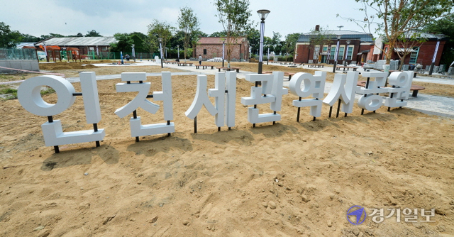 23일 오전 인천 중구 신포동 인천내항 1부두 옛 세관창고 부지에 조성중인 인천세관역사공원에서 관계자들이 오는 6월말 개장을 위해 막바지 공사를 하고 있다.  1911년에 건립한 옛 세관창고는 인천항 개항과 근대 세관·관세행정의 역사를 보여주는 항만유산으로서 가치가 크다는 평가를 받아 문화재청이 2013년에 국가등록문화재 제569호로 지정했다. 장용준기자