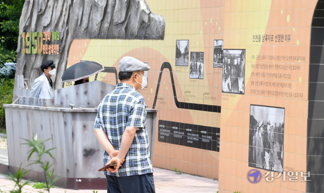 6.25전쟁 71주년을 하루 앞둔 24일 인천 상륙작전 첫 수복지역인 중구 월미도에서 시민들이 상륙작전 당시 상황을 기록한 조형물을 살펴보고 있다. 장용준기자
