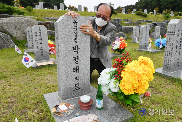 6.25전쟁 71주년을 하루 앞둔 24일 대전국립현충원에서 박춘래(84)씨가 6.25 전사자인 형님 고 박정래 일병의 묘소를 찾아 참배하고 있다. 김시범기자