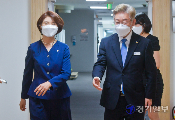 이재명 경기도지사와 한정애 환경부장관이 25일 오후 경기도청 상황실에서 열린 '다회용 배달·포장 음식용기 사용 확대를 위한 업무협약식'에 참석하고 있다. 윤원규기자