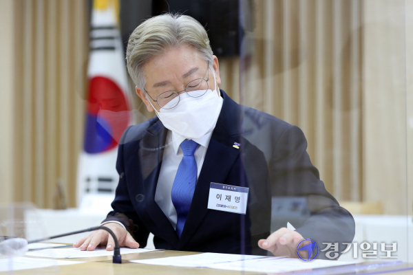 더불어민주당이 당헌·당규에 정해진 대로 대선후보 경선을 진행하기로 한 25일 이재명 경기도지사 경기도청 상황실에서 열린 '다회용 배달·포장 음식용기 사용 확대를 위한 업무협약식'에 참석하고 있다. 윤원규기자