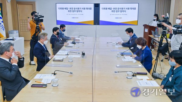 더불어민주당이 당헌·당규에 정해진 대로 대선후보 경선을 진행하기로 한 25일 이재명 경기도지사 경기도청 상황실에서 열린 '다회용 배달·포장 음식용기 사용 확대를 위한 업무협약식'에 참석하고 있다. 윤원규기자