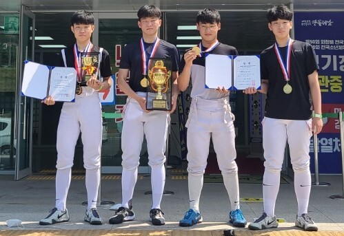 제50회 회장배전국남녀종별펜싱선수권대회 남중부 에페 단체전서 우승한 성남 영성중 선수들.영성중 제공