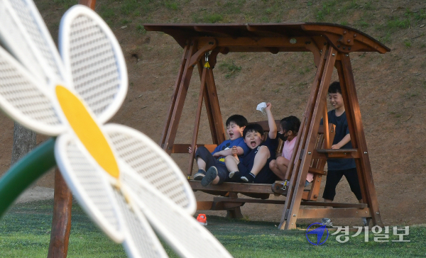 수도권의 낮 최고기온이 28도에 달하는 등 여름날씨를 보인 25일 오후 의왕시 왕송호수공원 레솔레파크를 찾은 시민들이 한가로운 한때를 보내고 있다. 윤원규기자