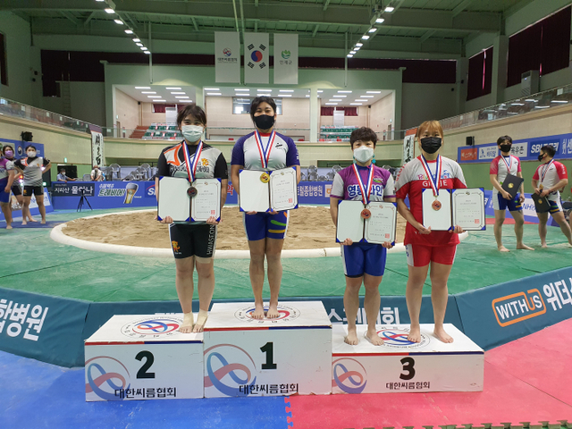 안산시청 김다혜(왼쪽에서 두번째)가 27일 강원도 인제군 원통체육관에서 열린 ‘제75회 전국씨름선수권대회’ 여자부 개인전 국화급에서 금메달을 따낸 후 기념 촬영을 하고 있다. 대한씨름협회 제공