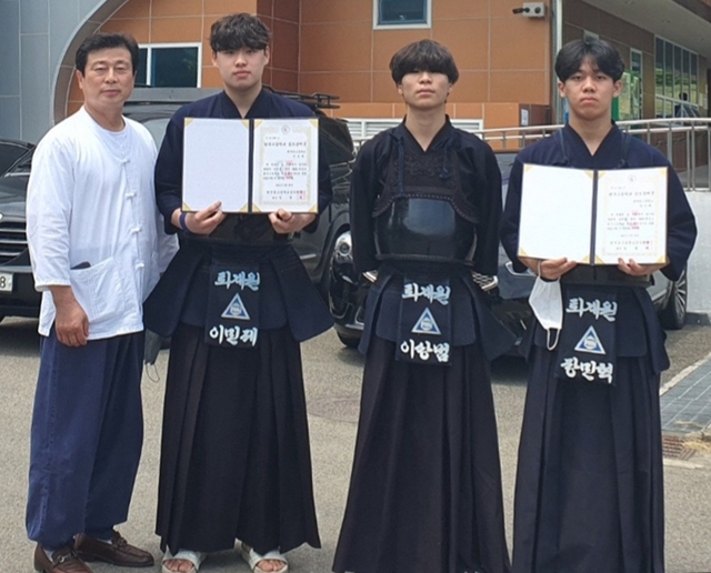 검도 고교상비군에 승선한 남양주 퇴계원고 검도부 학생들.(왼쪽부터) 유규홍 감독, 이민제, 이상범, 장민혁. 퇴계원고 검도부 제공