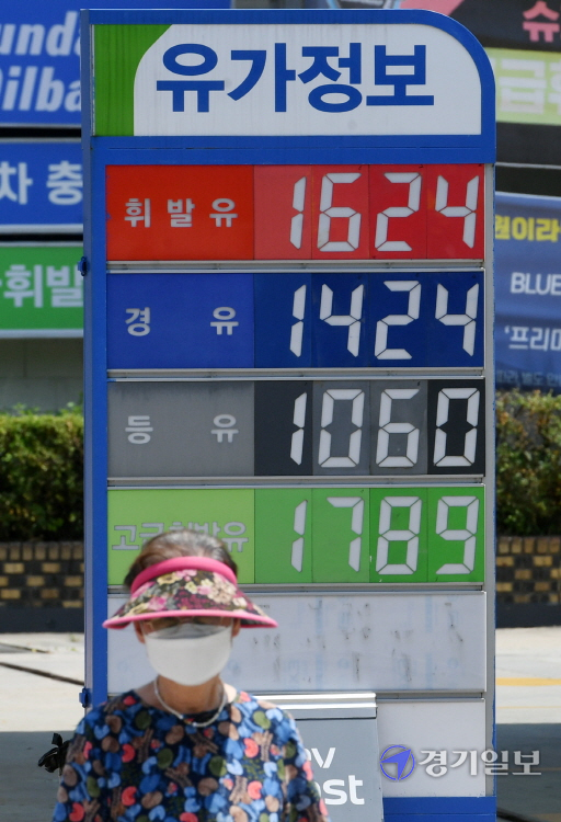전국 주유소 휘발유 가격이 8주 연속 상승한 27일 오후 수원시내 한 주유소에서 휘발유가 리터당 1천624원에 판매되고 있다. 김시범기자