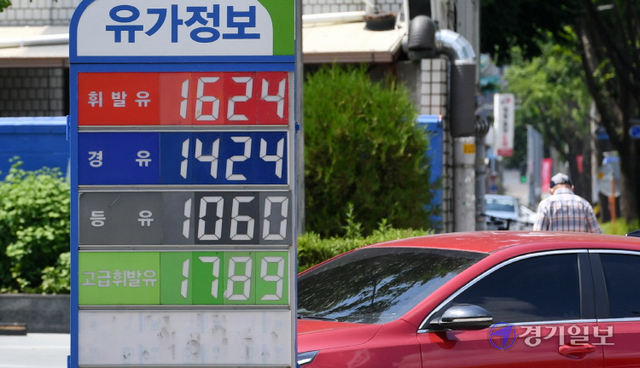 전국 주유소 휘발유 가격이 8주 연속 상승한 27일 오후 수원시내 한 주유소에서 휘발유가 리터당 1천624원에 판매되고 있다. 김시범기자