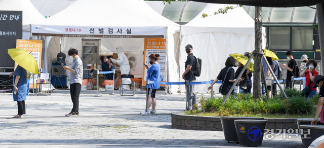 27일 오전 인천 부평구 경인전철 부평역 광장에 설치한 코로나19 부평구 임시선별검사소에서 길게 늘어선 시민들이 검사순서를 기다리고 있다. 인천시 방역 관계자는 지난 26일 현재, 14명의 부평구 노래방 관련 코로나19 집단 감염자 발생과 관련해 주소지 검사를 당부했다. 장용준기자