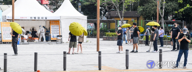 27일 오전 인천 부평구 경인전철 부평역 광장에 설치한 코로나19 부평구 임시선별검사소에서 길게 늘어선 시민들이 검사순서를 기다리고 있다. 인천시 방역 관계자는 지난 26일 현재, 14명의 부평구 노래방 관련 코로나19 집단 감염자 발생과 관련해 주소지 검사를 당부했다. 장용준기자
