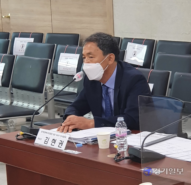 28일 도의회 특별위원회 회의실에서 진행된 경기환경에너지진흥원 원장 인사청문회에서 김현권 원장 임용 후보자가 질의에 답변하고 있다.이광희 기자