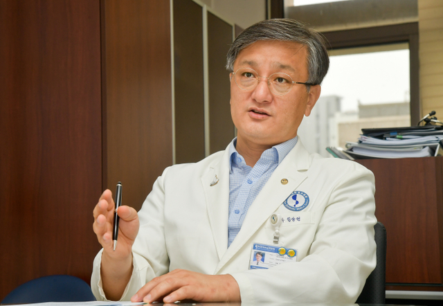 임상현 아주대병원 진료부원장이 인터뷰를 하고 있다. 윤원규기자