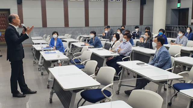 29일 경기도의회 대회의실에서 열린 '정치아카데미-정치, 미래를 읽다' 강연에서 이용우 국회의원이 경기도의원들을 대상으로 가상자산에 대해 강의하고 있다.이광희기자