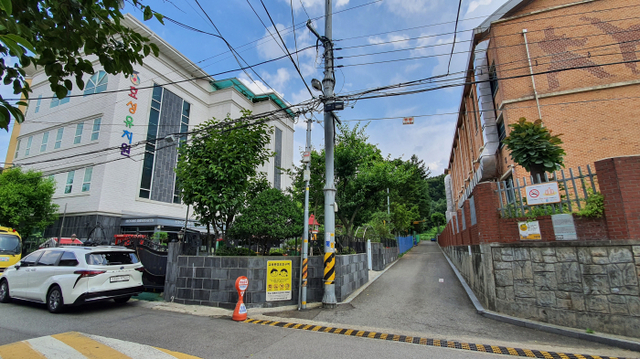 부천시가 성곡어린이공원 일대 보행자 전용도로를 보행자 우선도로로 변경을 추진, 주민 반발이 우려된다. 사진은 성곡어린공원 일대 도로. 김종구기자