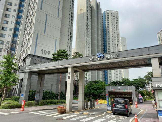 평촌역과 가까운 평촌더샵센트럴시티 아파트는 더샵인덕원센트럴시티로 네이밍 변경을 추진하고 있다.(사진=노성우기자)