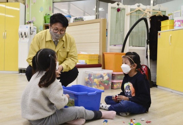 도성훈 인천시교육감이 지난해 교육부의 휴업 연장 결정 이후 긴급돌봄교실을 운영하는 인천 남동구 송천초등학교를 방문해 현장 점검하고 있다. 인천시교육청 제공.