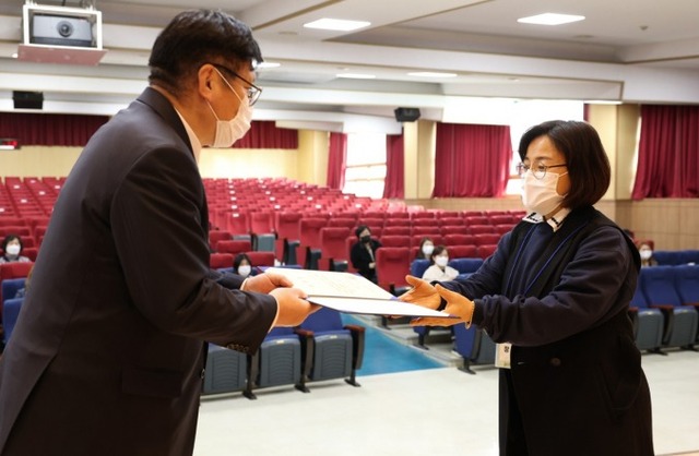 도성훈 인천시교육감이 지난 3월 인천지역 학부모와 전문가 등으로 구성한 시민방역단 출범식을 열고 위촉장을 주고 있다. 인천시교육청 제공.