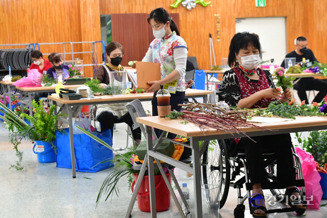 29일 성남시 한국폴리텍대학교 성남캠퍼스에서 경기도장애인기능경기대회 화훼장식 부문에 참가한 선수들이 실력을 뽐내고 있다.조주현기자