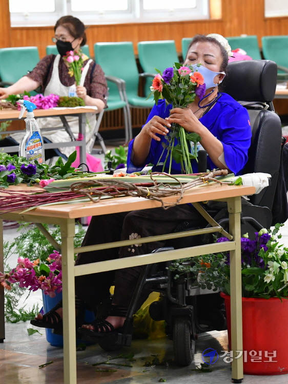 29일 성남시 한국폴리텍대학교 성남캠퍼스에서 경기도장애인기능경기대회 화훼장식 부문에 참가한 선수들이 실력을 뽐내고 있다.조주현기자