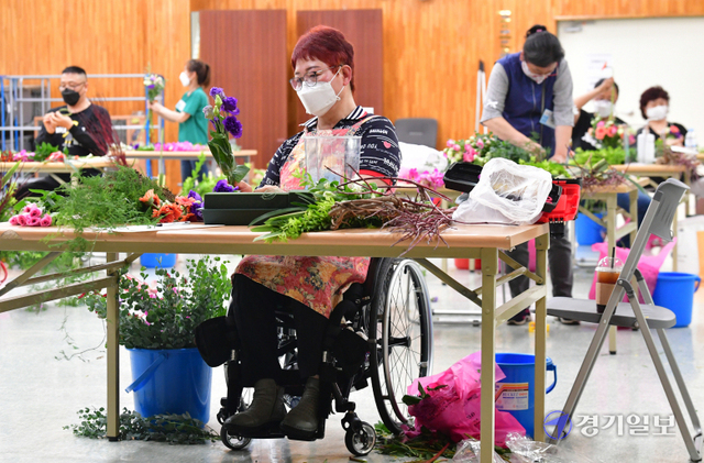 29일 성남시 한국폴리텍대학교 성남캠퍼스에서 경기도장애인기능경기대회 화훼장식 부문에 참가한 선수들이 실력을 뽐내고 있다.조주현기자