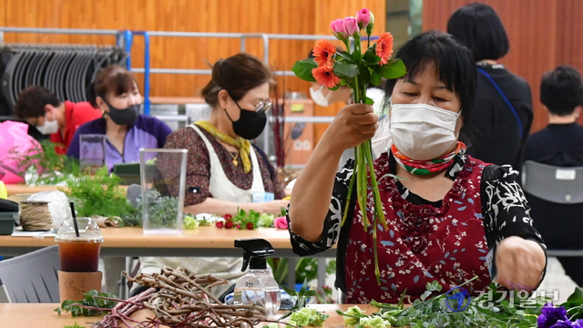 29일 성남시 한국폴리텍대학교 성남캠퍼스에서 경기도장애인기능경기대회 화훼장식 부문에 참가한 선수들이 실력을 뽐내고 있다.조주현기자