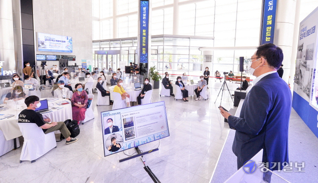 박남춘 인천시장이 30일 오후 인천 연수구 인천스타트업파크에서 열린 '2021 인천시민시장 대토론회'에서 시민시장 대토론회 우수제안 추진보고를 하고 있다. 장용준기자